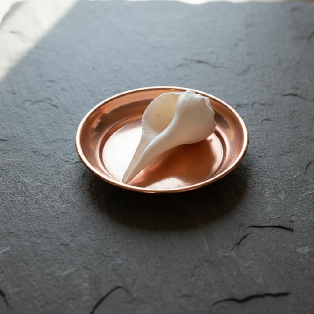 VPH Gift Store Elegant Dhakshinavarthi Shanku Kudi Shanku for Temple & Pooja Offerings